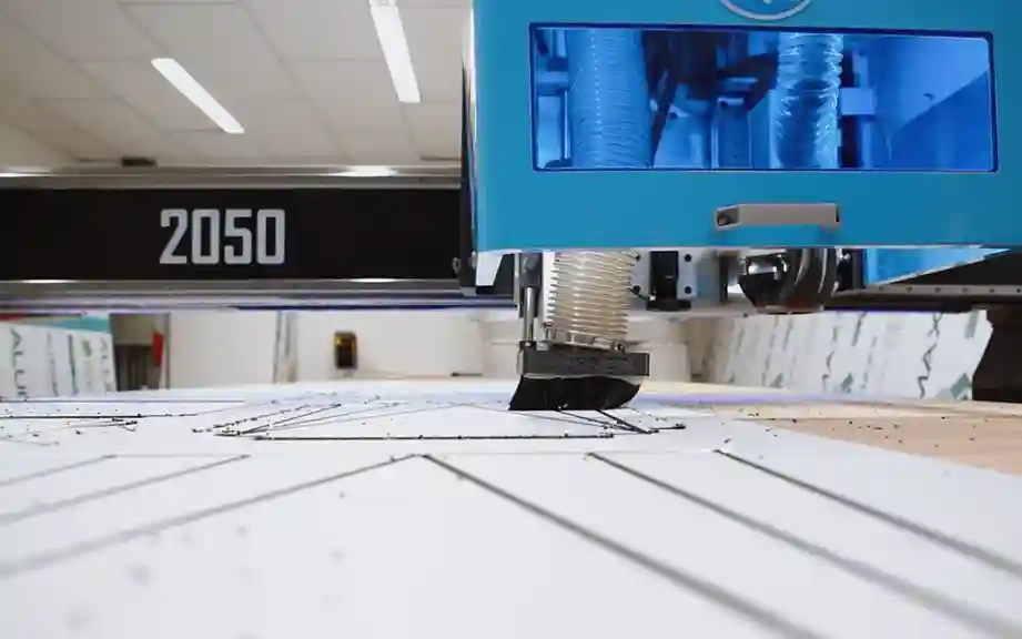 Router CNC Etools cortando chapa de ACM para fachada em empresa de comunicação visual