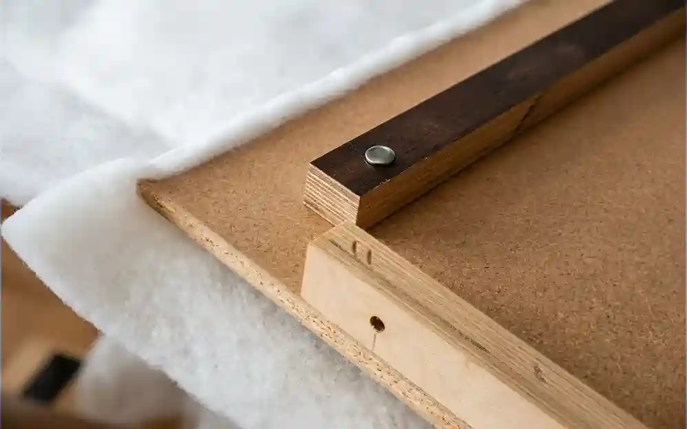 Estruturas de compensado para sofás cortadas em router CNC Etools em fábrica de estofados