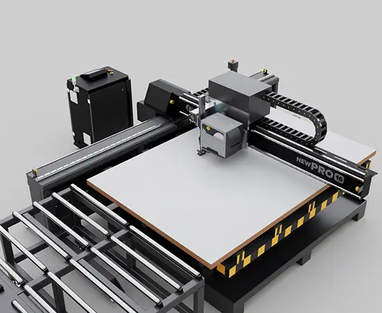 Pórtico da etiquetadora sobre a mesa do lift da New Pro Nesting, com a impressora Zebra parada acima da chapa de MDF e os roletes de transferência à frente