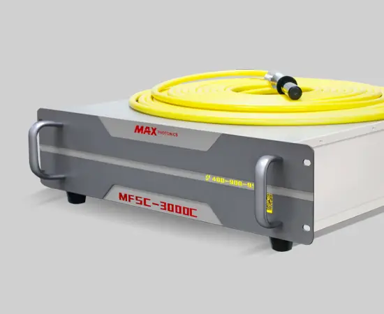 Fonte laser fiber MAX Photonics MFSC-3000C de 3 kW, com o cabo de fibra óptica amarelo enrolado sobre o gabinete e o conector QBH