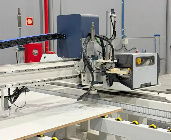 Etiquetadora automática com impressora Zebra montada no pórtico da Pro Max Nesting, sobre a chapa de MDF na mesa