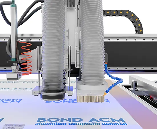 Os dois spindles da Router CNC Hybrid 1550 Lab lado a lado sobre a chapa de ACM, com as coifas de exaustão: 5,5 kW refrigerado a água e 3,5 kW a ar