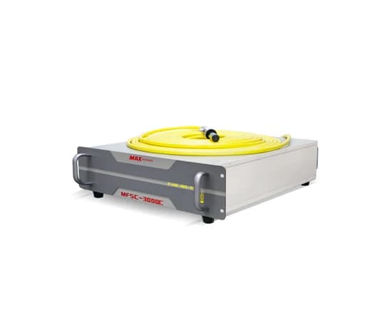 Fonte laser fiber MAX MFSC-3000C de 3 kW, com o cabo de fibra óptica amarelo enrolado sobre o gabinete