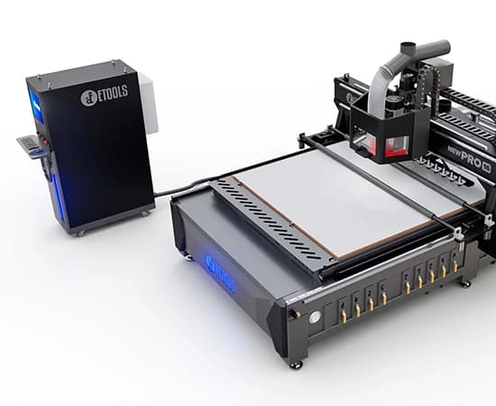 Mesa da New Pro 16 ATC com a chapa de MDF e as válvulas dos 9 setores de vácuo na frente, o gabinete do comando Syntec ao lado e o pórtico com o coletor de pó ao fundo: nesta versão o operador carrega e recolhe