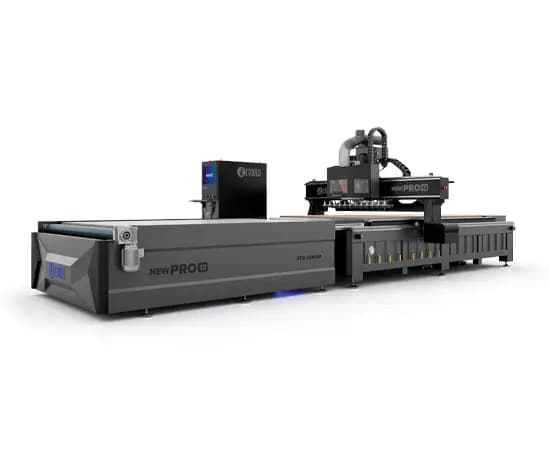 Centro de usinagem New Pro 12 U com a esteira de descarga automática de série acoplada na lateral da mesa