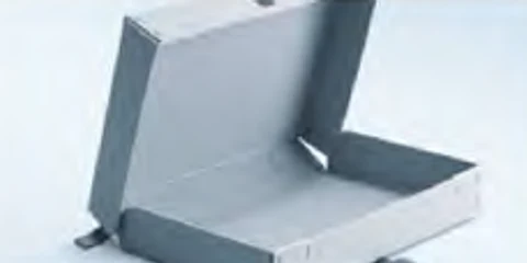 Caixa de cartão cortado com o módulo CT