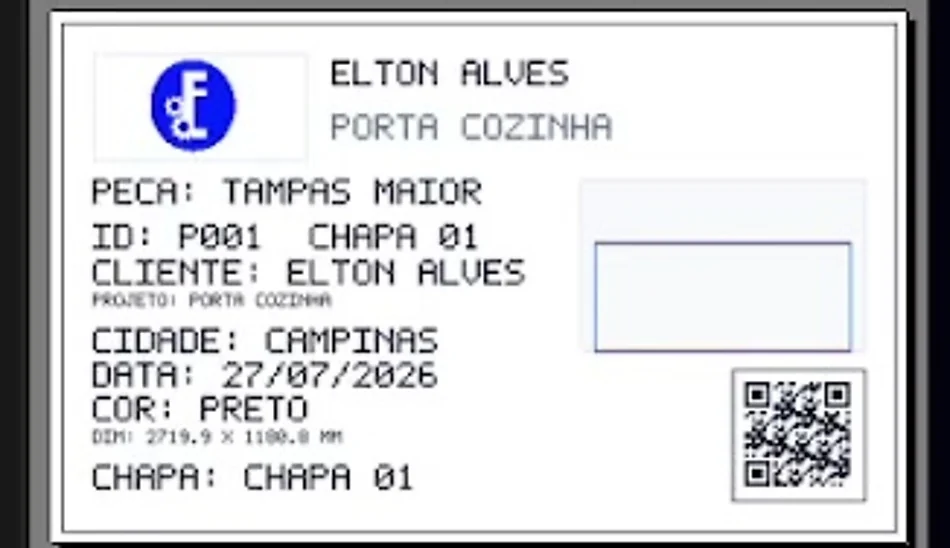Etiqueta gerada pelo ER CUT com peça, ID, chapa, cliente, projeto, cidade, data, cor, dimensões e QR Code