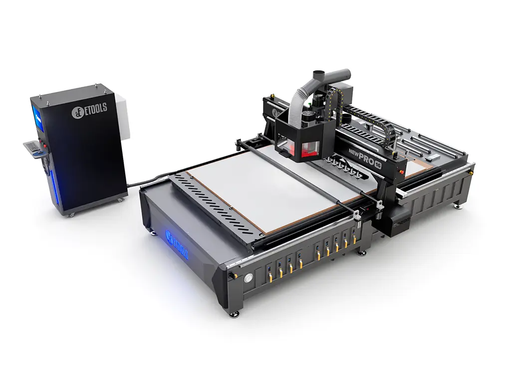 Router CNC New Pro 16 vista de cima e de lado, com o pórtico sobre a mesa, os trilhos das guias lineares à mostra na lateral, a chapa de MDF sobre a mesa e o comando em pedestal ao lado