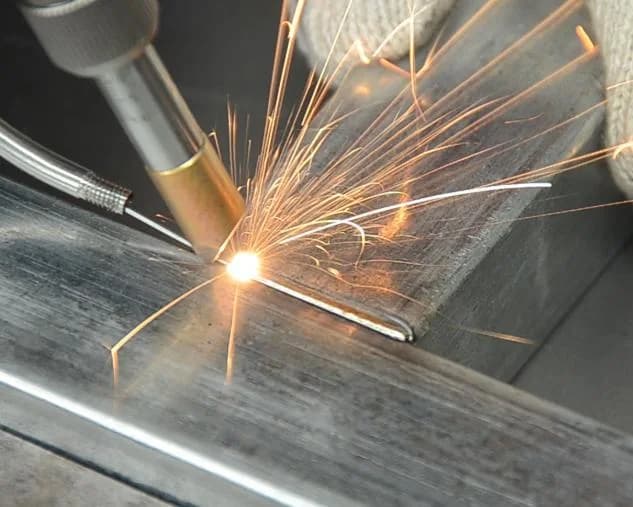 Operador soldando tubo de aço inox com a cabeça de solda a laser SFE 2000W