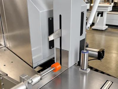 Medição automática da altura do perfil, item de série da Centro de Corte de Perfis Alume Cut 550