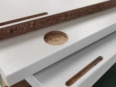 Peças de MDF com furos de dobradiça e passantes livres de fita após passar pela coladeira com copiador nesting