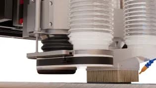 Cabeçote oscilante da Router CNC Hybrid 1550 Lab acompanhando a superfície da chapa de ACM