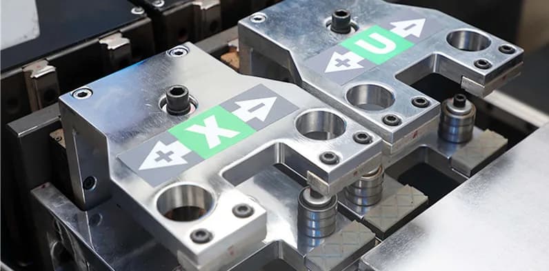 Sistema de duplo grampo da Pro Drill 6 ATC Max, com os grampos X e U sobre a mesa
