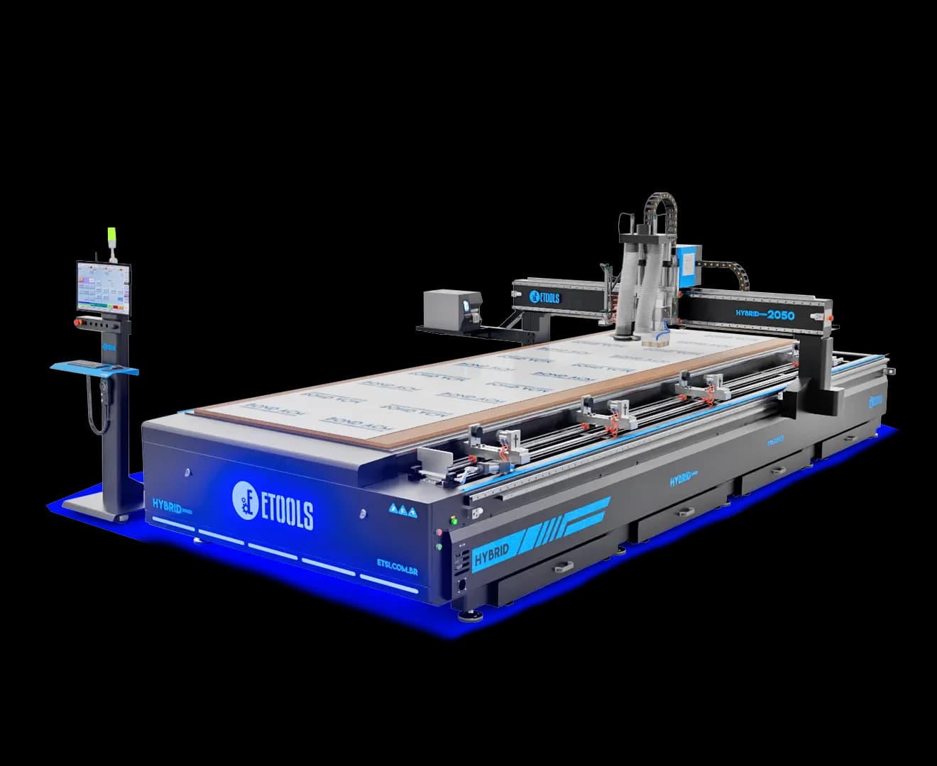 Router CNC Hybrid 1550 Lab com etiquetadora automática no pórtico, chapa de ACM e tubo metálico