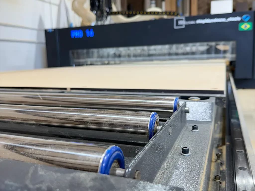 Router CNC Hybrid 1550 com mesa longa de vácuo e dois spindles, usada para ACM, acrílico e alumínio