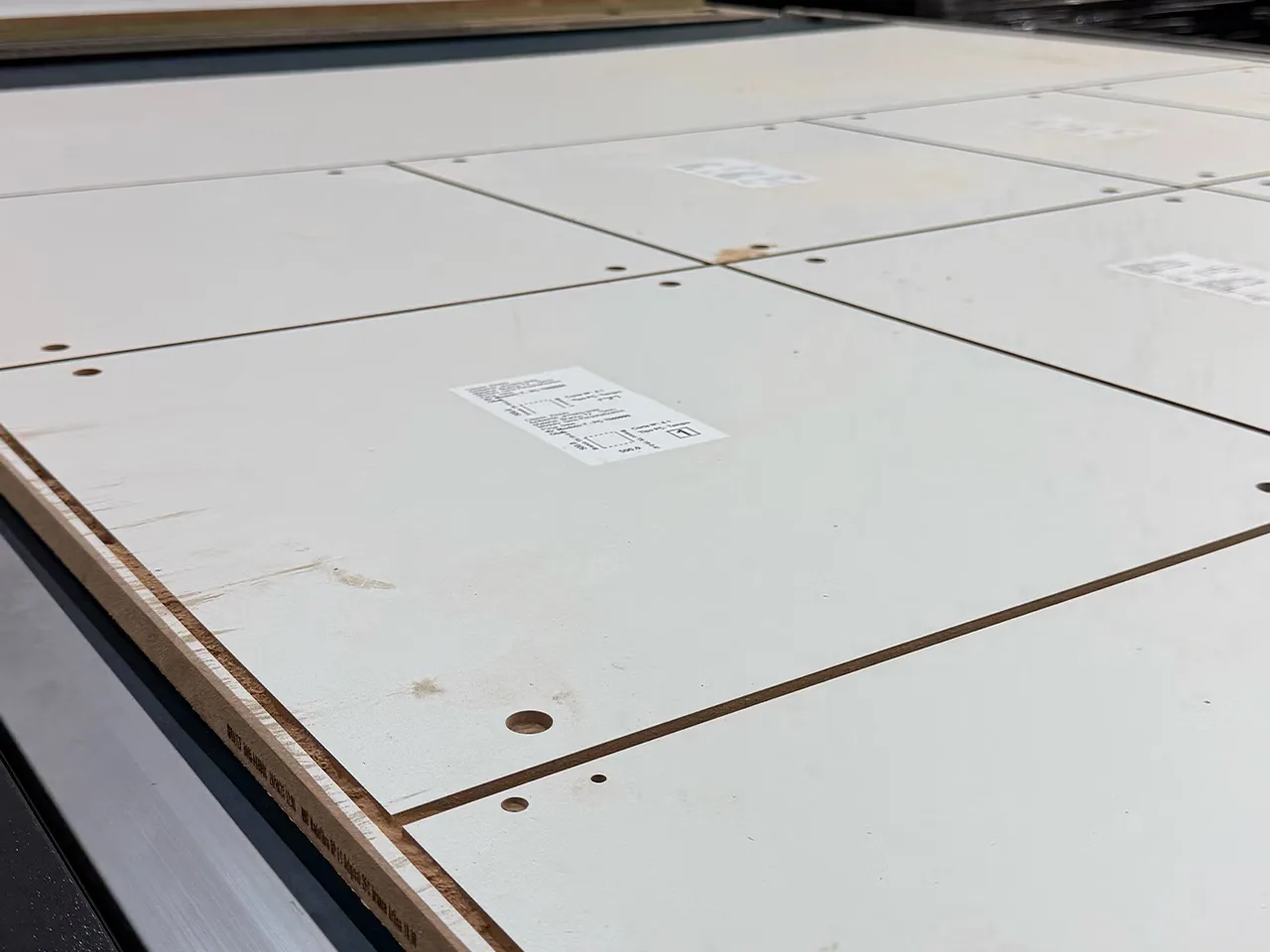 Como escolher uma router CNC: área útil, ATC, spindle e vácuo