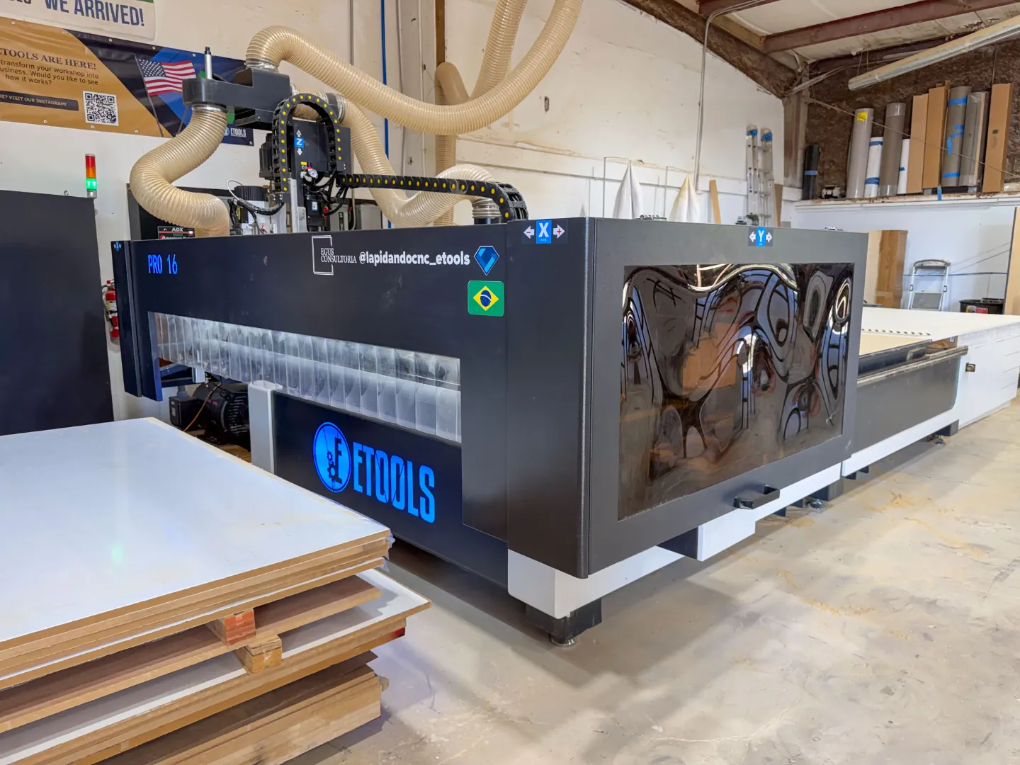 Máquina Router CNC Etools em operação